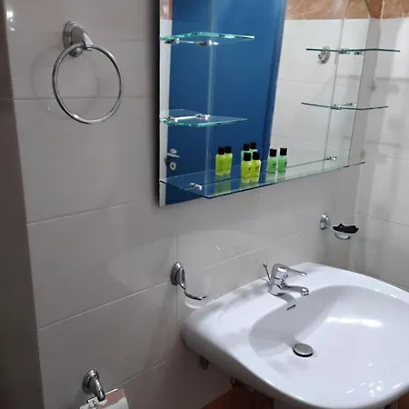 Отель Tainaro 2*
